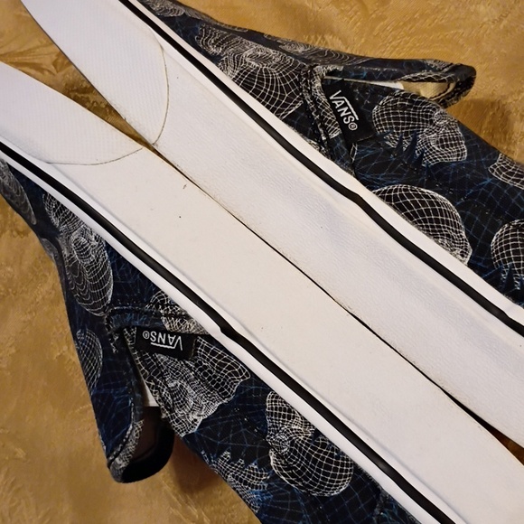 VANS RARE Black and White Skull Pattern Slip-Ons Women's 7.0 Men's 5.5 - Picture 10 of 14